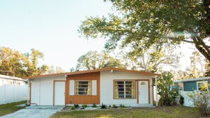 Exterior - Cozy Tampa Getaway w/ 3 Bedrooms, TVs & Full Kitchen (Tampa)