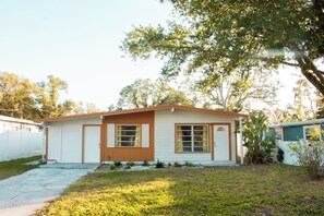 Exterior - Cozy Tampa Getaway w/ 3 Bedrooms, TVs & Full Kitchen (Tampa)