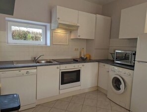 Private kitchen - Gîte Plum - Nature and Relaxation Stay with Heated Pool in Charente (Chadurie)