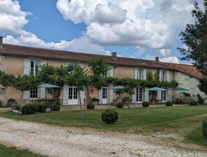 Exterior - Gîte Plum - Nature and Relaxation Stay with Heated Pool in Charente (Chadurie)