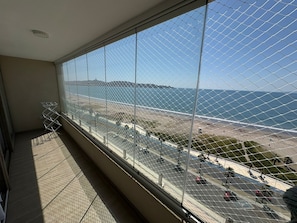 A balcony with a view of the beach and ocean. - Disegni 15 - First line apartment Sea view and relaxation (Coquimbo)