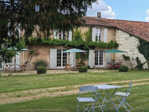 Outdoor dining - Gîte Rose - Charming Cocoon for Two with Heated Pool in Charente (Chadurie)