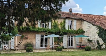 Gîte Rose – Charmant Cocoon pour Deux avec Piscine Chauffée en Charente
