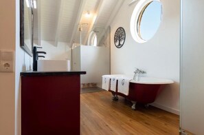 Bathroom - Holiday Home 'With Terrace' with Mountain View, Wi-Fi and Air Conditioning (Arga de Baixo)