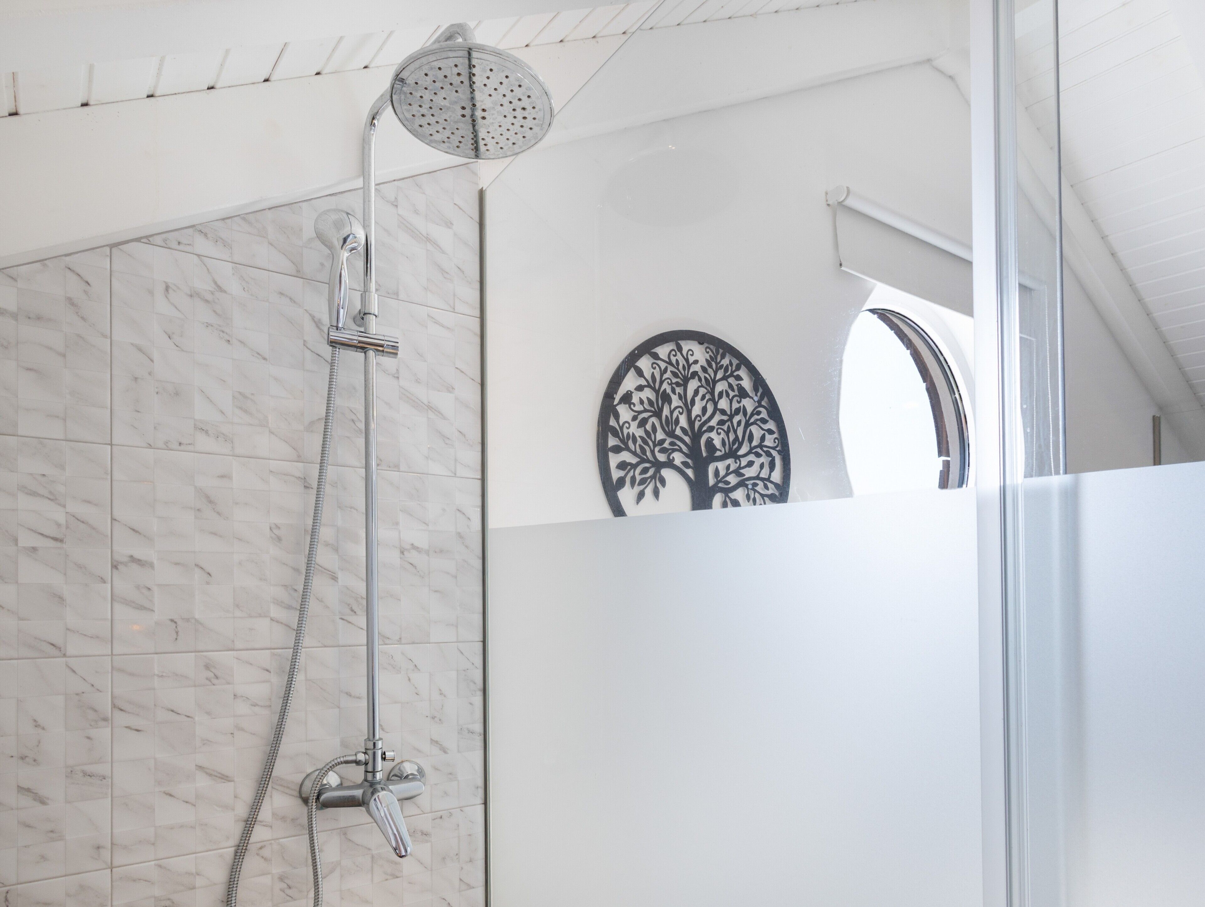 Douche, sèche-cheveux, serviettes fournies