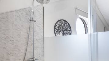 Douche, sèche-cheveux, serviettes fournies