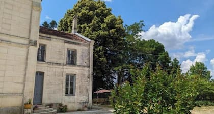 Gîte Oak – Spacieux Refuge Familial avec Piscine Chauffée en Charente