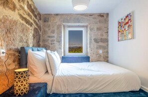 Tabla de planchar con plancha, wifi y ropa de cama 