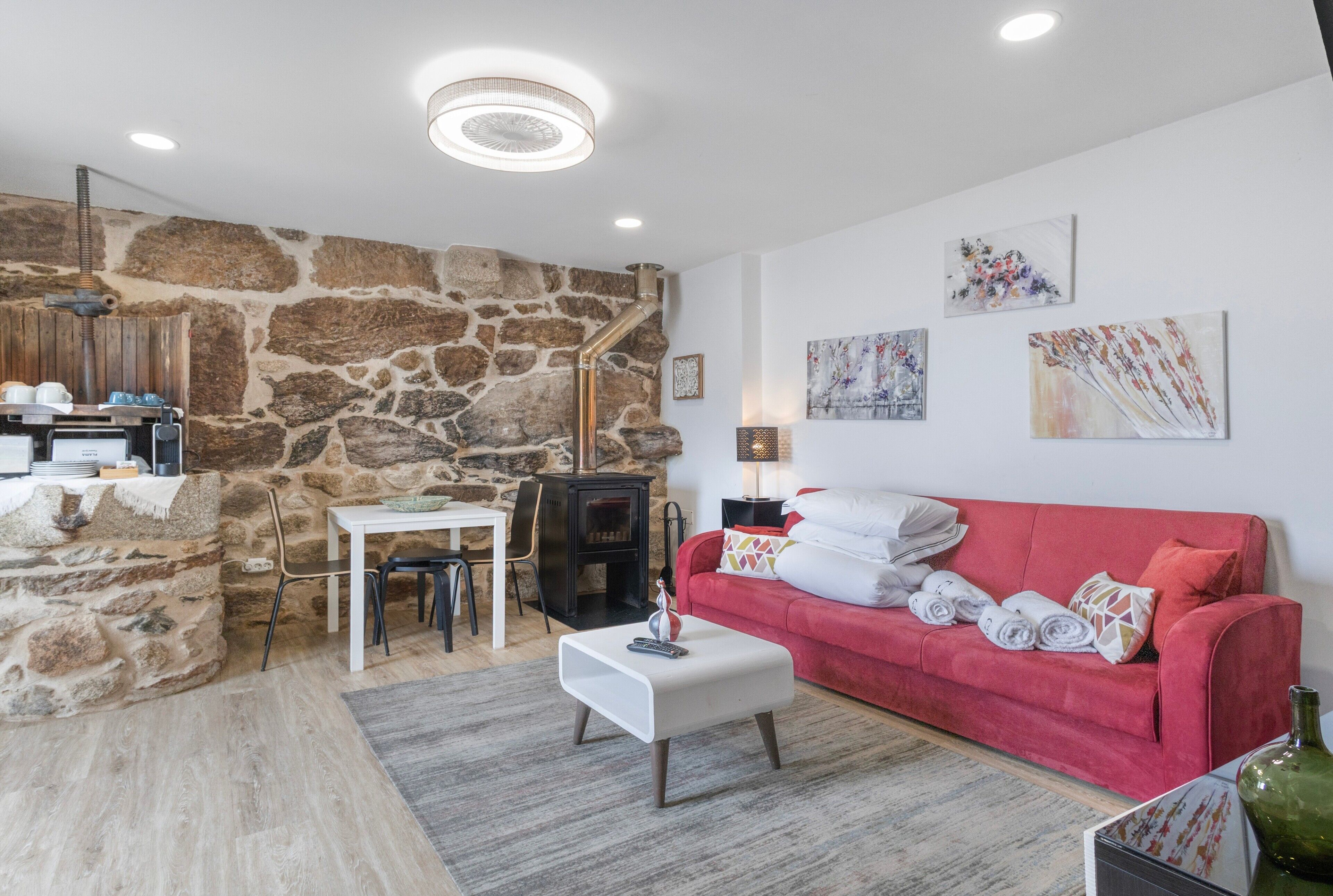 TV, fireplace