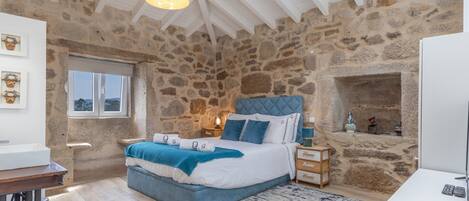 Tabla de planchar con plancha, wifi y ropa de cama