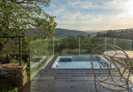 Outdoor dining. Casa do Palheiro: Holiday Home with Mountain View, Wi-Fi and Air Conditioning