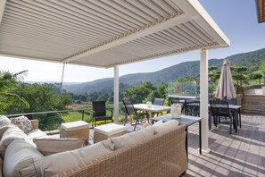 Outdoor dining - Casa do Palheiro: Holiday Home with Mountain View, Wi-Fi and Air Conditioning (Arga de Baixo)