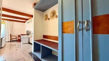 Deluxe Double Room, Air conditioning, Beach View | Interior