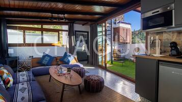 Apartment, Balcony, Mountain View | Living area