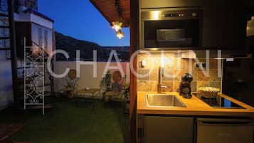Apartment, Balcony, Mountain View | Private kitchen