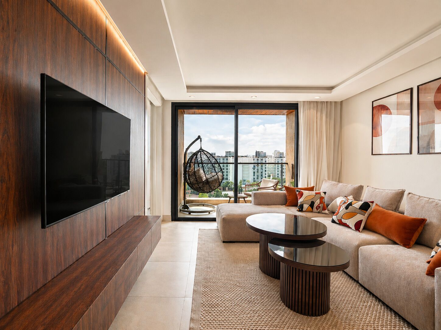 Een moderne woonkamer met een flatscreen televisie, een bank, een salontafel en een groot raam met uitzicht op de stad.