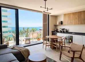 Apartamento conforto, sacada, vista para a praia | Área de estar