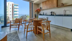 Apartamento conforto, sacada, vista para a praia | Opções para refeição