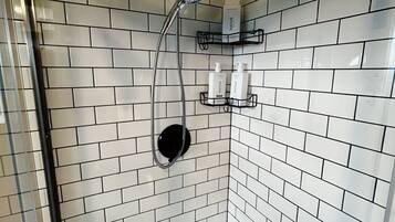 Haartrockner, Handtücher, Seife, Shampoo
