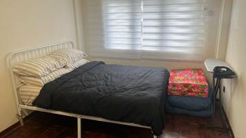 Iron/ironing board, bed sheets