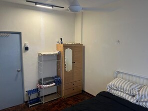 1 slaapkamer, een strijkplank/strijkijzer, beddengoed