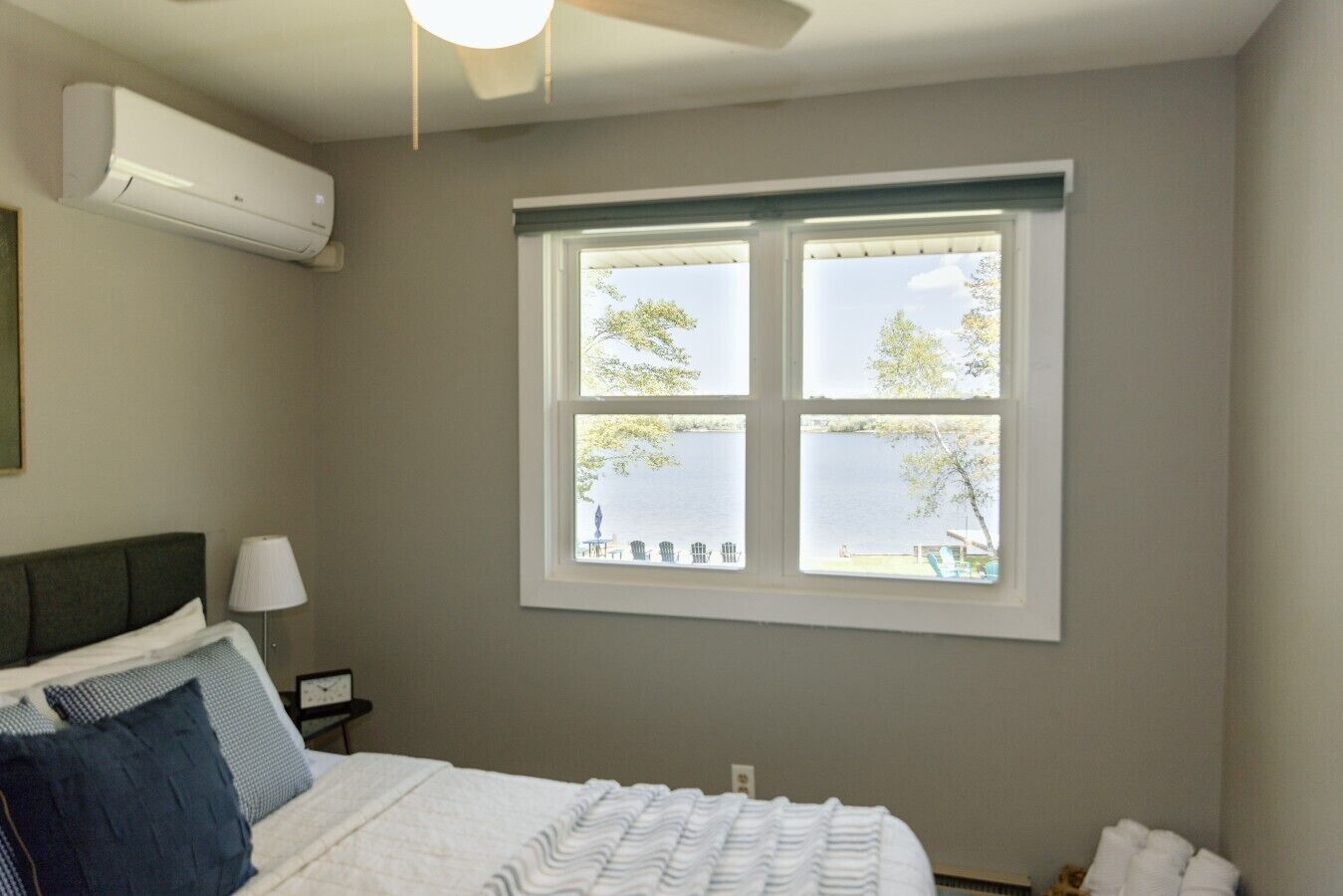 4 habitaciones, escritorio y tabla de planchar con plancha 