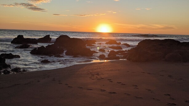 A sunset over a rocky beach with waves. - Walk to Secluded Playa Azul, Private Pool, 4 Ocean-view Bedrooms, sleeps 8 (Guanacaste Province)