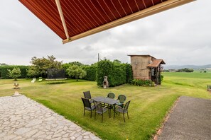 Outdoor dining - Country House 'La Venta Vieja De Langre' with Mountain Views, Private Garden & Wi-Fi (Langre)