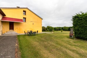 Outdoor dining - Country House 'La Venta Vieja De Langre' with Mountain Views, Private Garden & Wi-Fi (Langre)