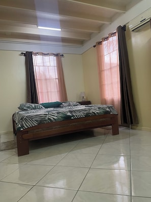 Tabla de planchar con plancha, internet y ropa de cama 