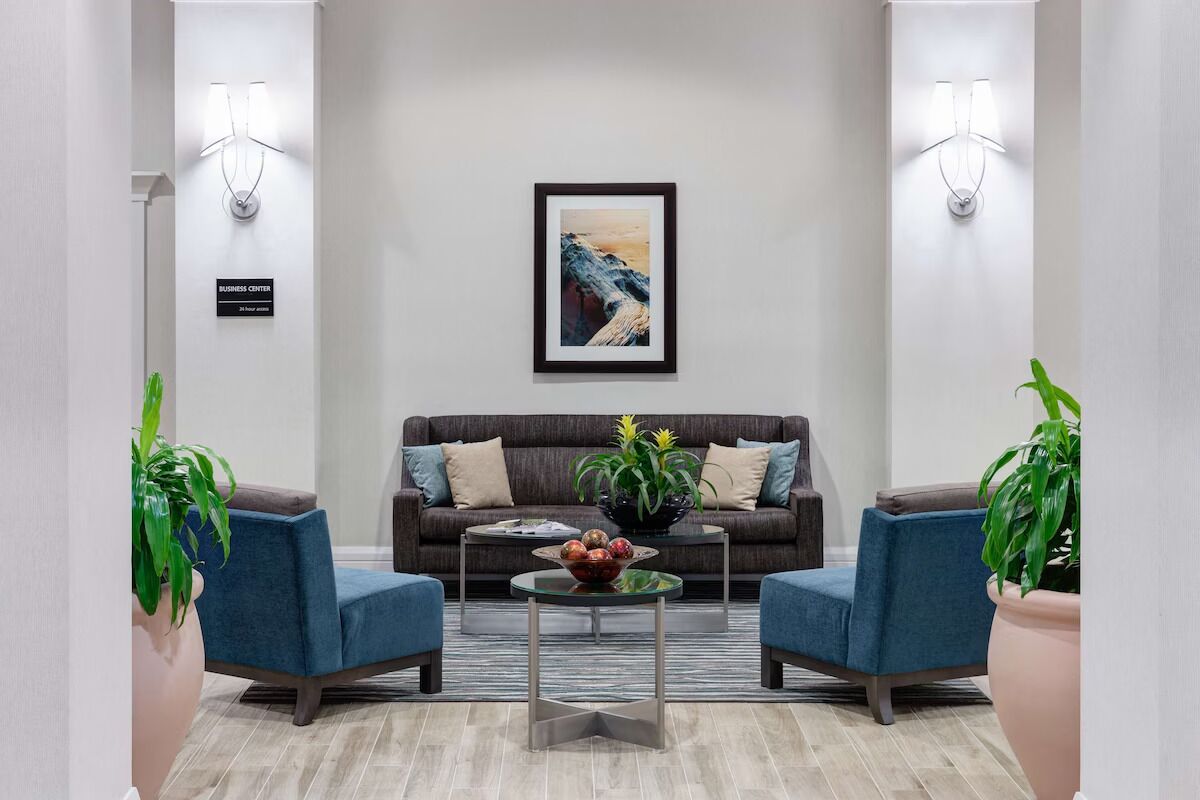 Romantic Getaway | Pool Access | Free Breakfast | Parking | Pets Are Welcome - Hollywood