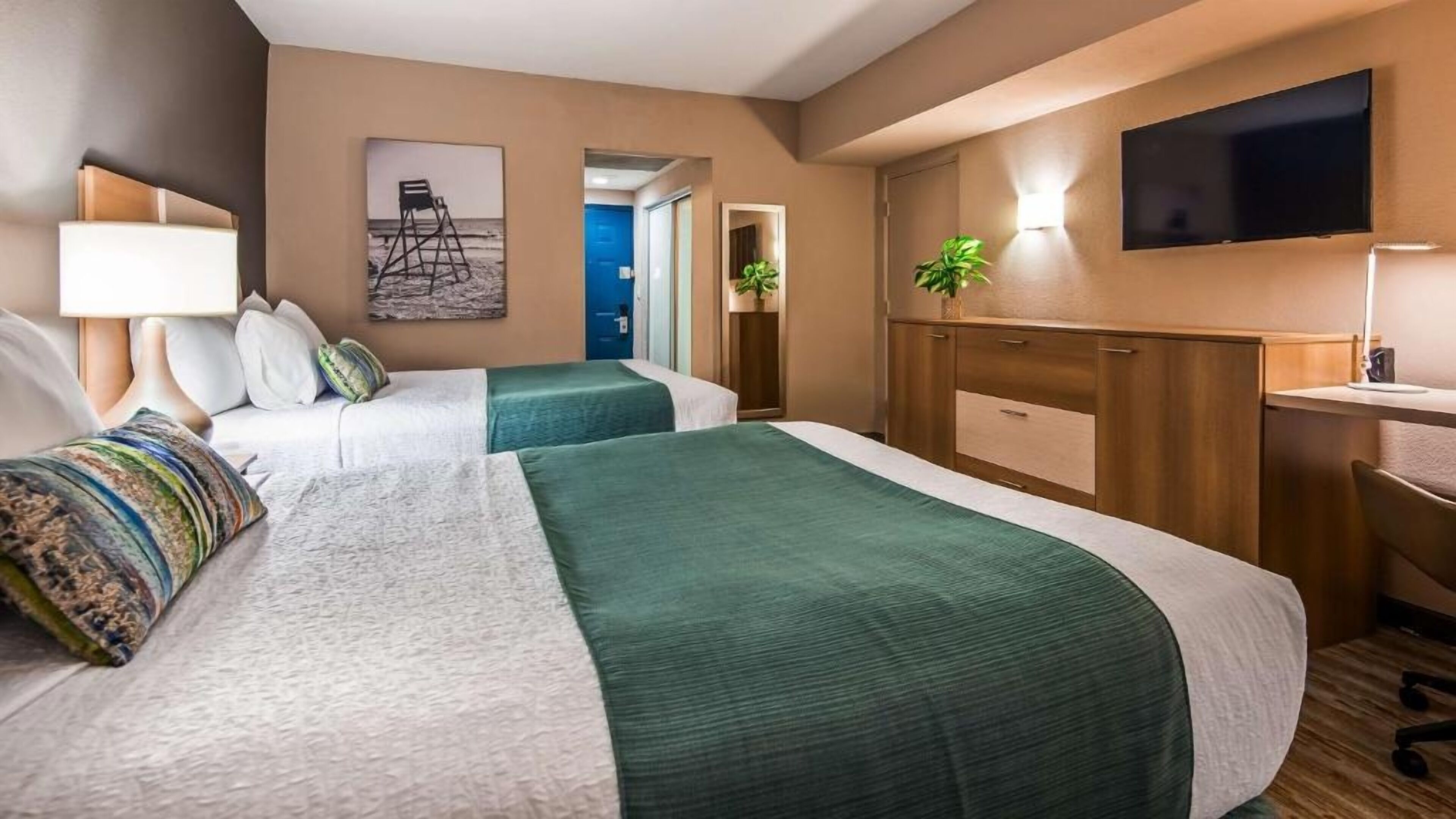 Where Great Vacations And Lasting Memories Begin! Outdoor Pool, Walk To Beach! - Miami Beach, FL