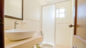 تجهيزات دش، مناشف، صابون، ورق حمّام