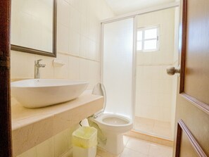 Douche, serviettes fournies, savon, papier toilette