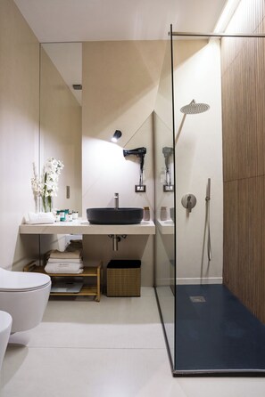 Shower, hair dryer, bidet, towels - Aledo Boutique Apartments (Napoli)