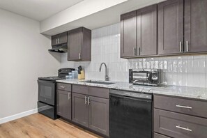 Fridge, microwave, stovetop, dishwasher