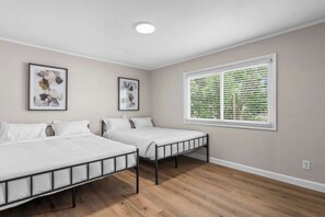 Iron/ironing board, WiFi, bed sheets
