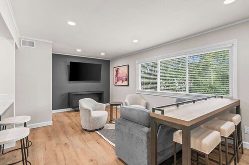 Newly Renovated Unit in Central Spfld! #302