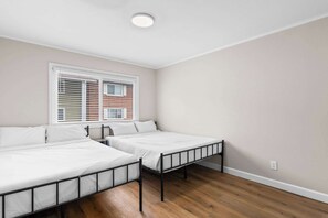Iron/ironing board, WiFi, bed sheets - Newly Renovated Unit in Central Spfld! #203 (Springfield)
