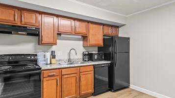 Refrigerador, microondas, placa de cocina, lavavajillas