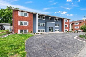 Exterior - Newly Renovated Unit in Central Spfld! #201 (Springfield)
