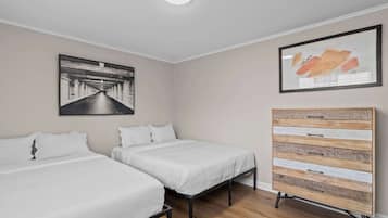 Tabla de planchar con plancha, wifi y ropa de cama