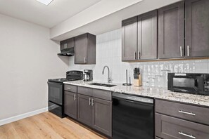 Fridge, microwave, stovetop, dishwasher