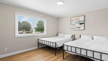 2 bedrooms, desk, iron/ironing board, WiFi