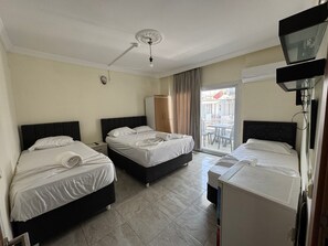 Chambre quadruple familiale, vue partielle sur la mer | AccĂšs au Wi-Fi (inclus), literie fournie