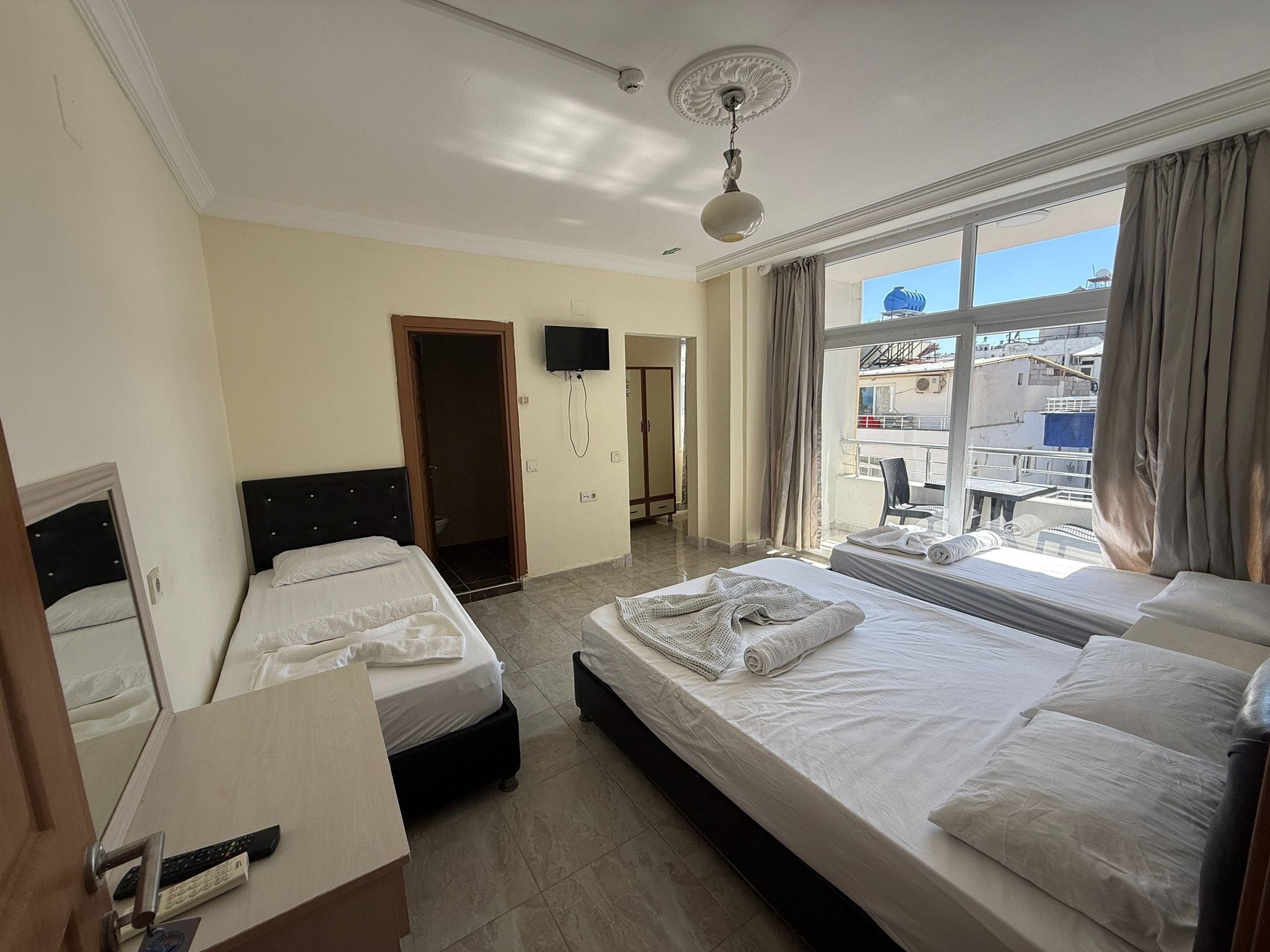 Habitación cuádruple familiar | Wifi gratis y ropa de cama 
