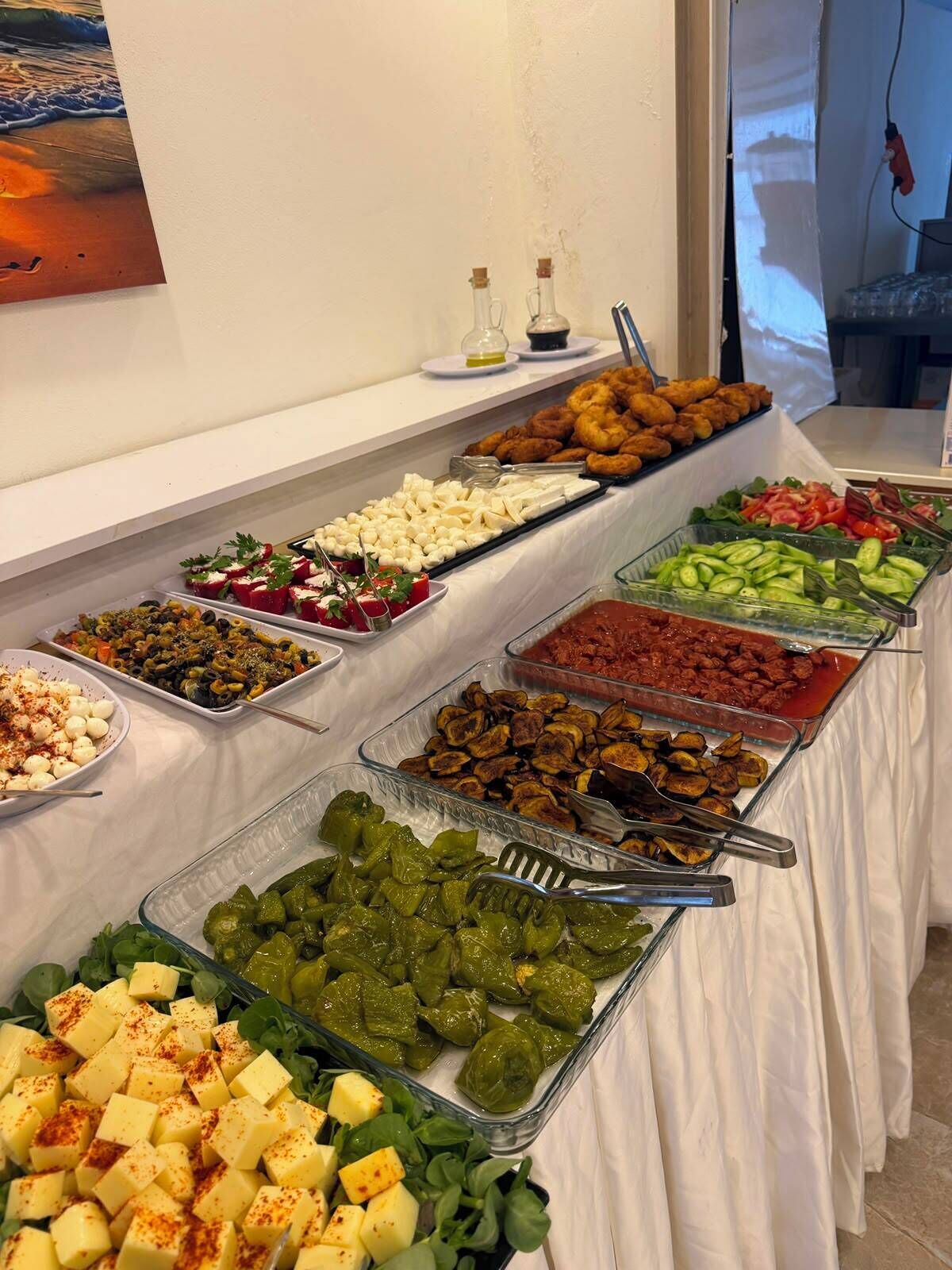 Ein reichhaltiges Buffet mit verschiedenen Speisen, darunter Salate, Käse und Fleischwaren.