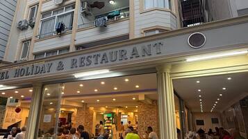 Tempat makan luar