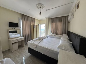 Family Quadruple Room | Free WiFi, bed sheets - Holiday Hotel (Erdemli)