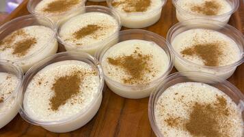 Eine Schale Desserts mit Streuseln auf einem Holztisch.